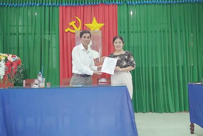 Cô Nguyễn Thị Nữ nhận quyết định  Hiệu trưởng mới về công tác tại trường MN Đức Minh